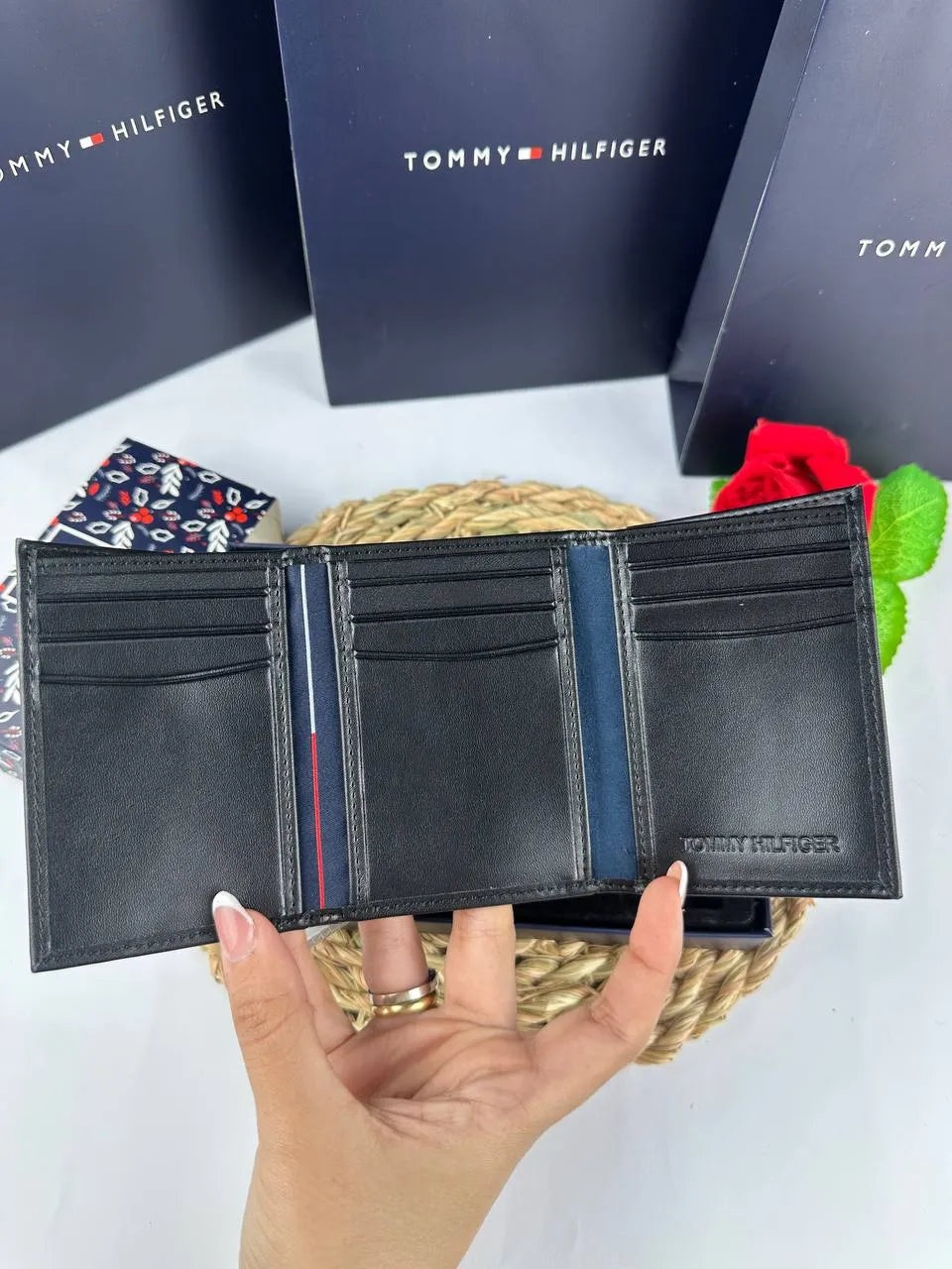 محفظة وميدالية Tommy - Reem Store