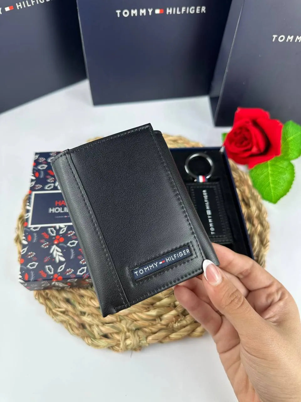 محفظة وميدالية Tommy - Reem Store