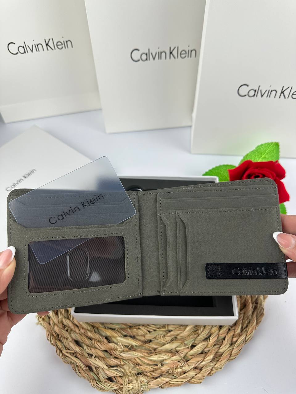 محفظة وميدالية CK