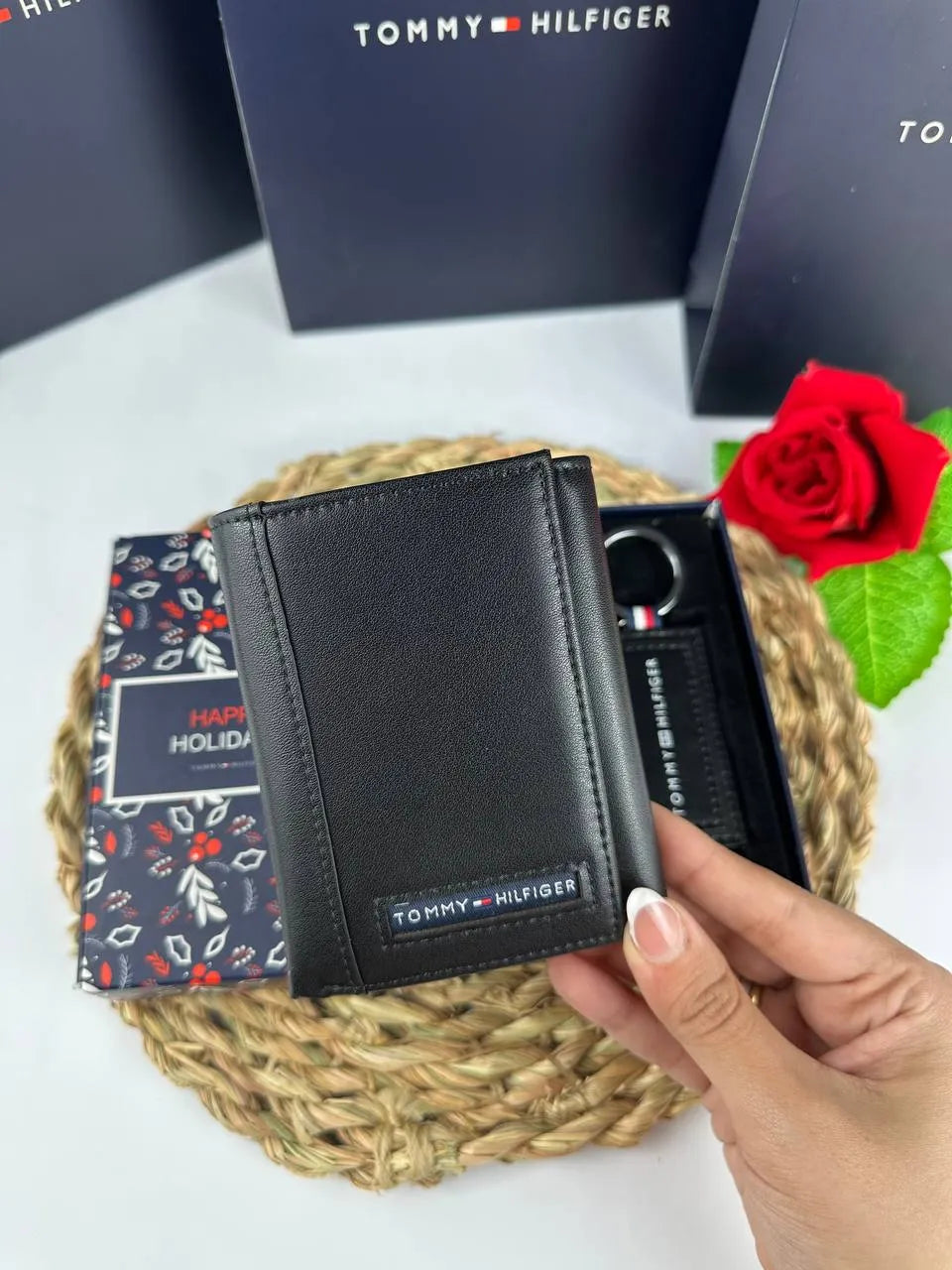 محفظة وميدالية Tommy - Reem Store