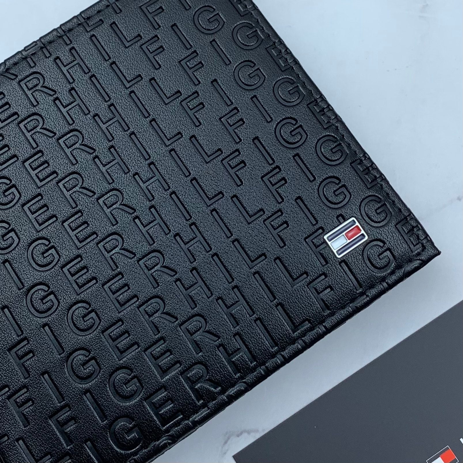 محفظة وكراتة وميدالية Tommy