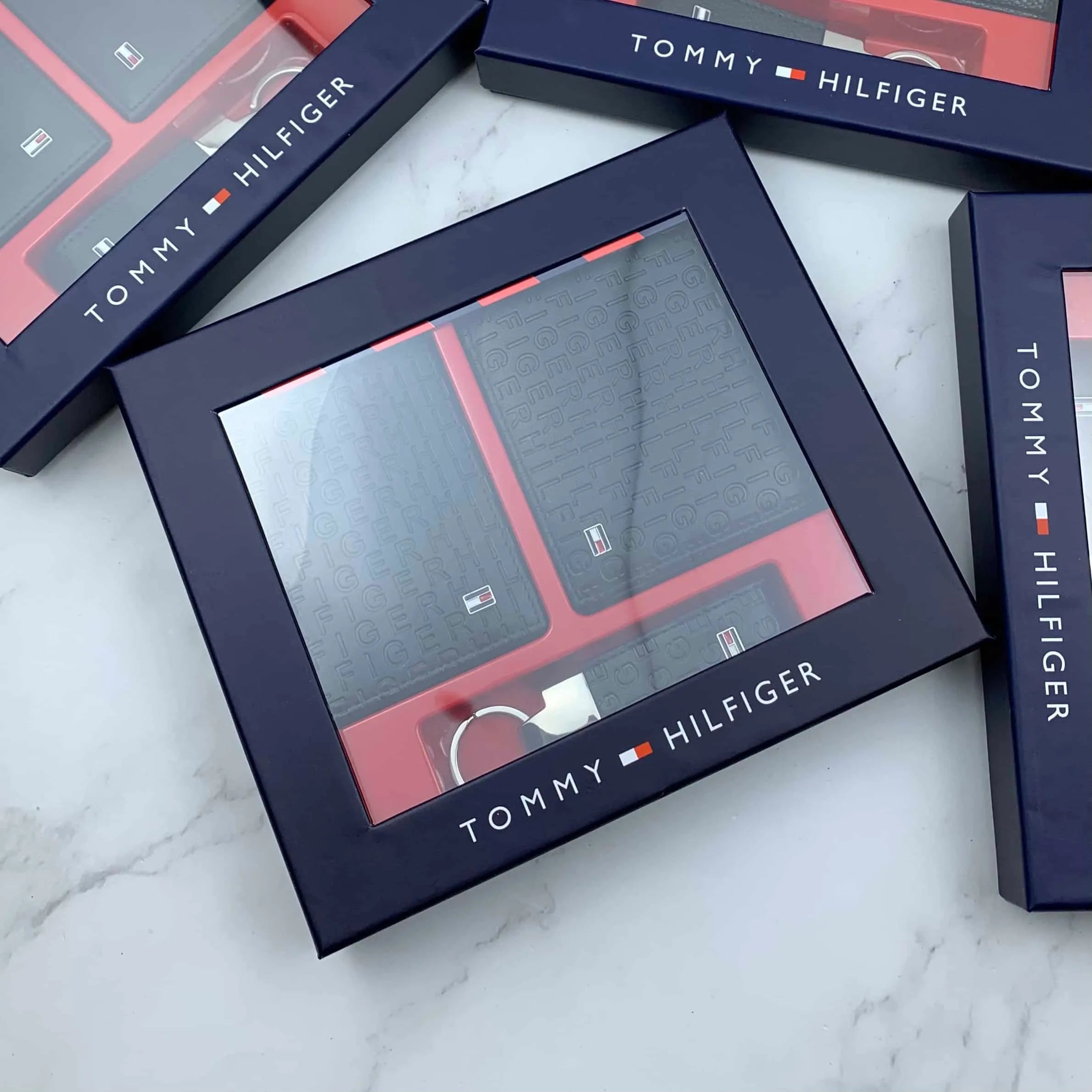 محفظة وكراتة وميدالية Tommy - Reem Store