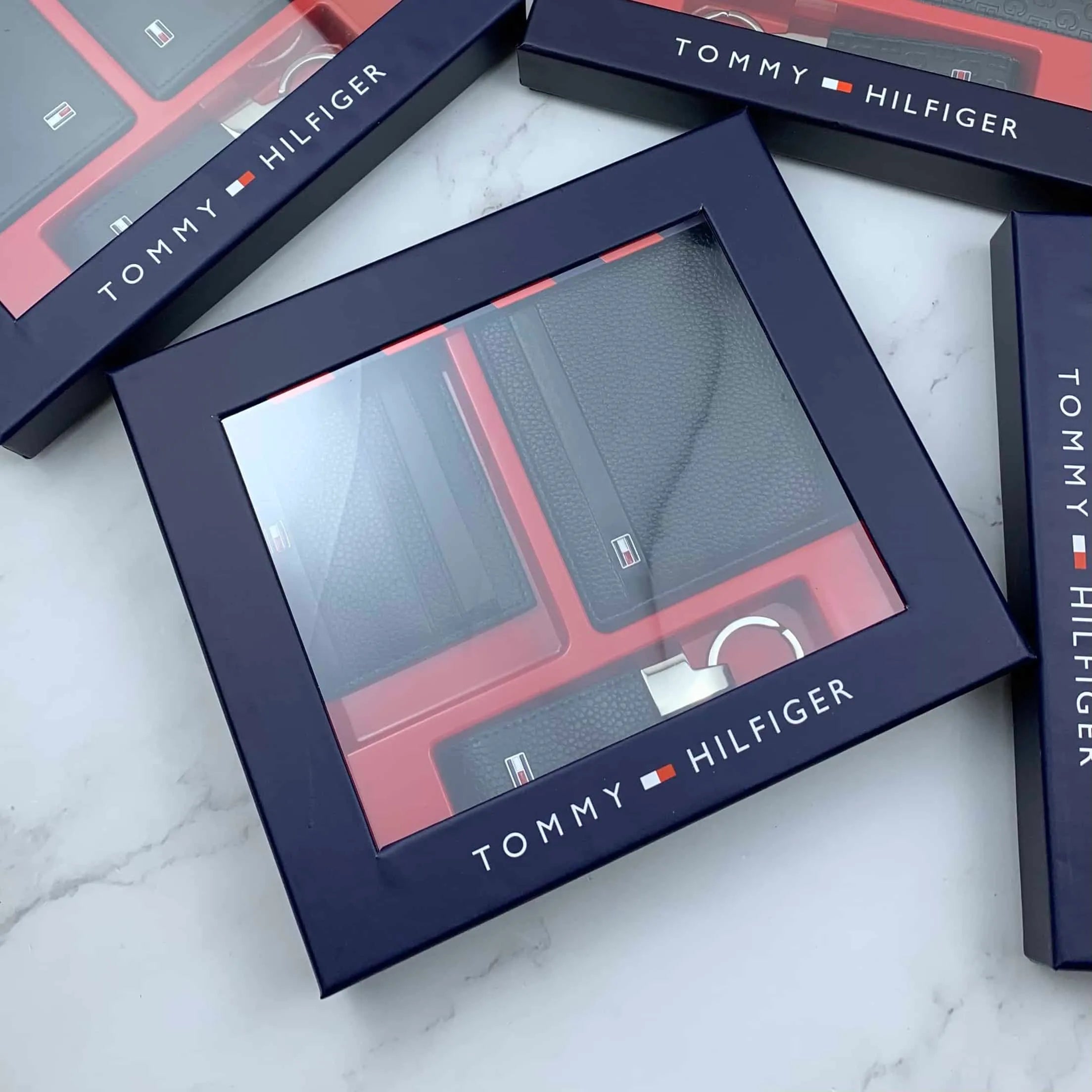 محفظة وكراتة وميدالية Tommy - Reem Store
