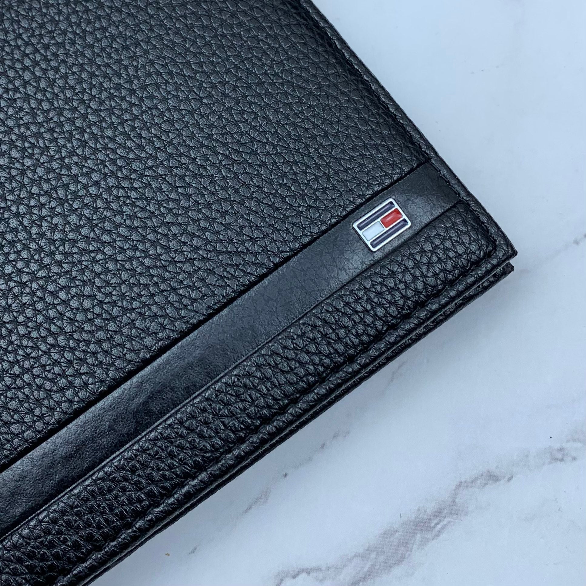 محفظة وكراتة وميدالية Tommy