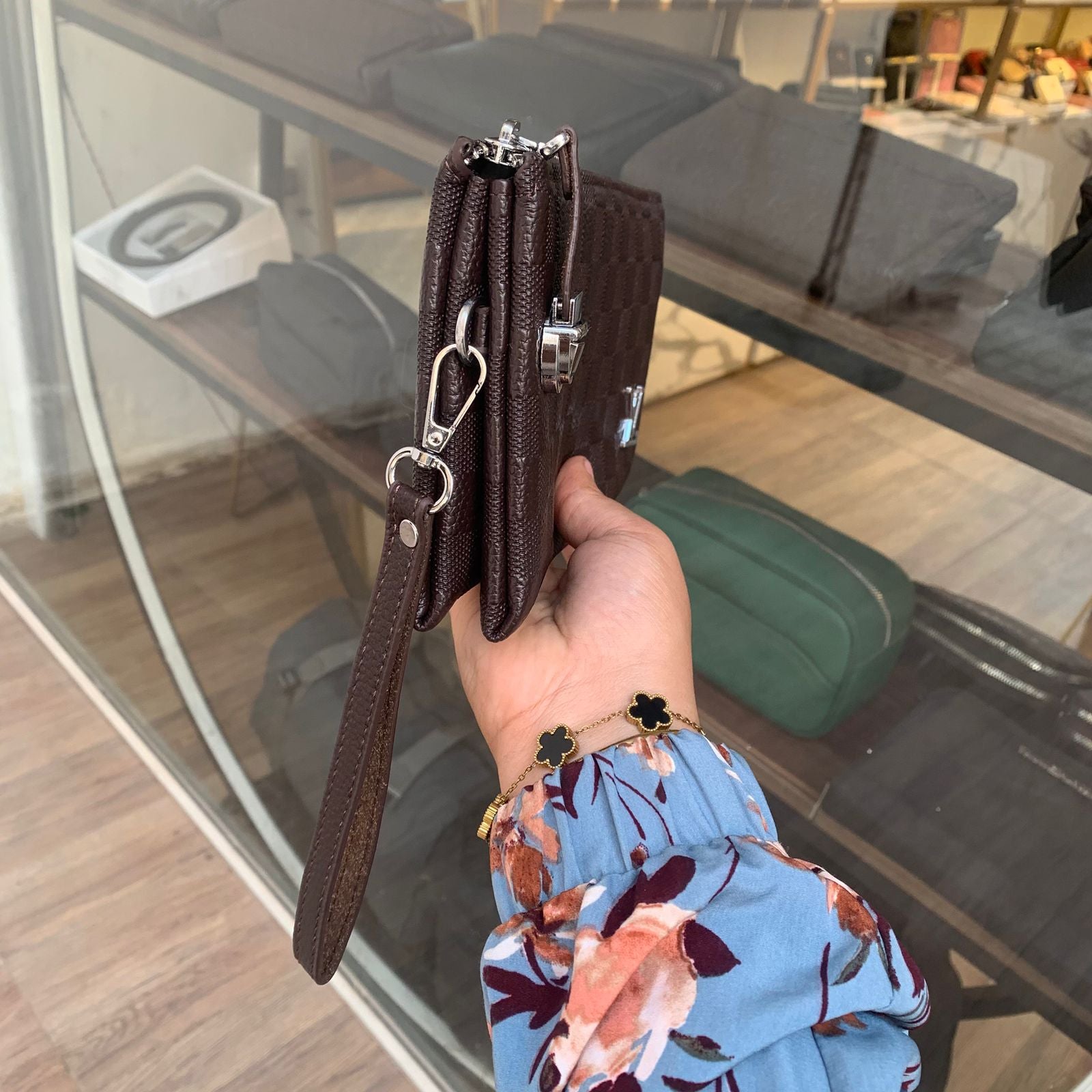 Hand L.V 1