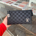 Hand L.V 1